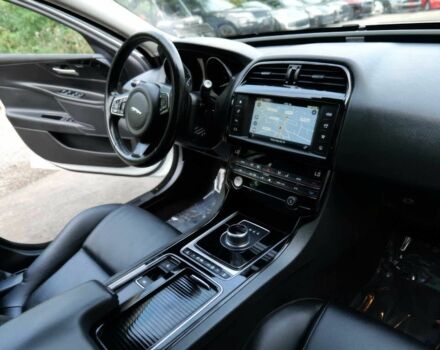Белый Ягуар XE, объемом двигателя 2 л и пробегом 74 тыс. км за 3500 $, фото 9 на Automoto.ua