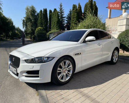 Белый Ягуар XE, объемом двигателя 2 л и пробегом 70 тыс. км за 18300 $, фото 2 на Automoto.ua