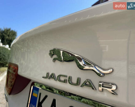 Белый Ягуар XE, объемом двигателя 2 л и пробегом 70 тыс. км за 18300 $, фото 8 на Automoto.ua