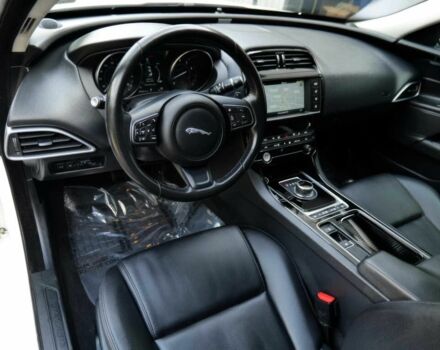 Белый Ягуар XE, объемом двигателя 2 л и пробегом 74 тыс. км за 3500 $, фото 8 на Automoto.ua