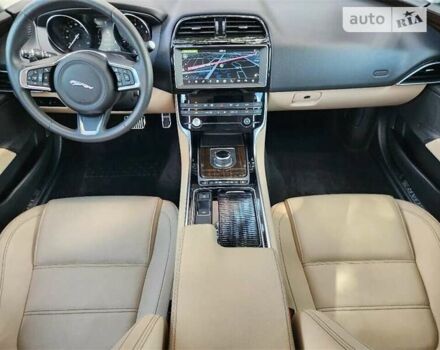 Білий Ягуар XE, об'ємом двигуна 2 л та пробігом 13 тис. км за 3000 $, фото 9 на Automoto.ua