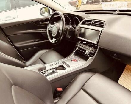 Белый Ягуар XE, объемом двигателя 2 л и пробегом 126 тыс. км за 20900 $, фото 9 на Automoto.ua