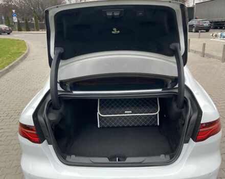 Белый Ягуар XE, объемом двигателя 2 л и пробегом 61 тыс. км за 20999 $, фото 9 на Automoto.ua