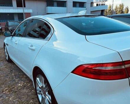 Белый Ягуар XE, объемом двигателя 2 л и пробегом 126 тыс. км за 20900 $, фото 3 на Automoto.ua