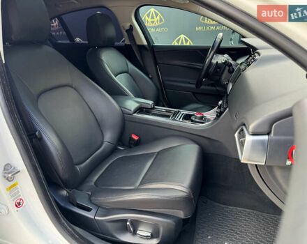 Белый Ягуар XE, объемом двигателя 2 л и пробегом 109 тыс. км за 18900 $, фото 11 на Automoto.ua