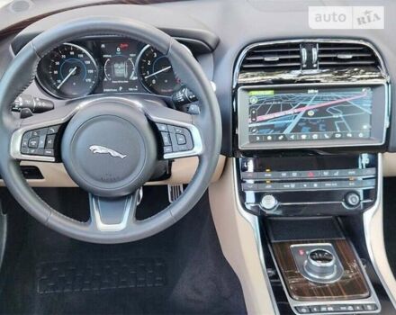 Белый Ягуар XE, объемом двигателя 2 л и пробегом 13 тыс. км за 3000 $, фото 10 на Automoto.ua