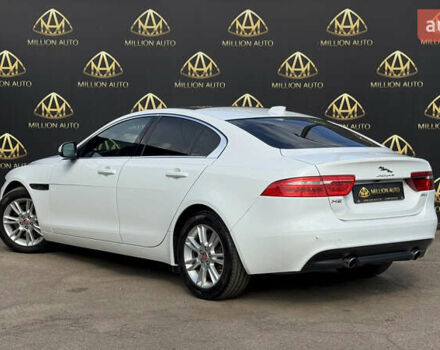 Белый Ягуар XE, объемом двигателя 2 л и пробегом 109 тыс. км за 18900 $, фото 3 на Automoto.ua