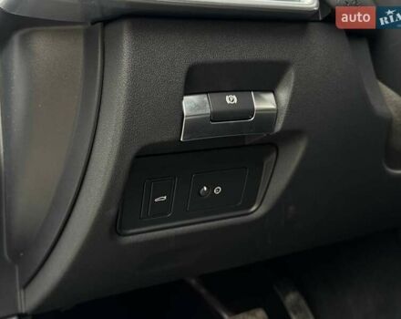 Белый Ягуар XE, объемом двигателя 2 л и пробегом 55 тыс. км за 28990 $, фото 30 на Automoto.ua