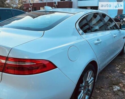 Белый Ягуар XE, объемом двигателя 2 л и пробегом 126 тыс. км за 20900 $, фото 2 на Automoto.ua