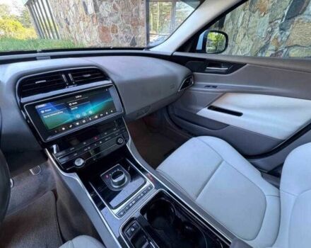 Белый Ягуар XE, объемом двигателя 2 л и пробегом 67 тыс. км за 2800 $, фото 8 на Automoto.ua