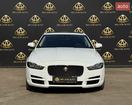 Белый Ягуар XE, объемом двигателя 2 л и пробегом 109 тыс. км за 18900 $, фото 1 на Automoto.ua