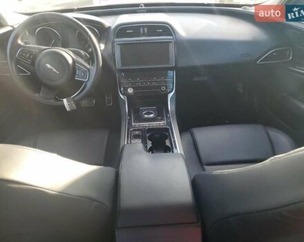 Белый Ягуар XE, объемом двигателя 2 л и пробегом 30 тыс. км за 9700 $, фото 7 на Automoto.ua