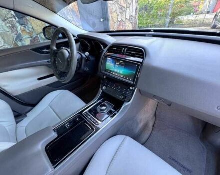 Белый Ягуар XE, объемом двигателя 2 л и пробегом 67 тыс. км за 2800 $, фото 12 на Automoto.ua