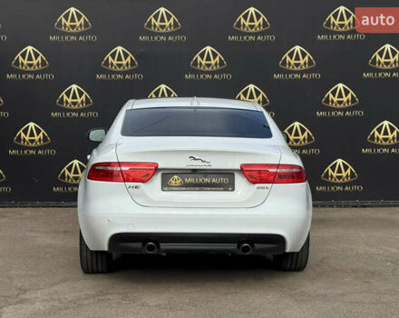 Белый Ягуар XE, объемом двигателя 2 л и пробегом 109 тыс. км за 18900 $, фото 4 на Automoto.ua