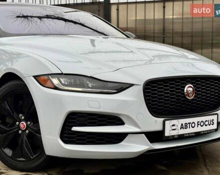 Белый Ягуар XE, объемом двигателя 2 л и пробегом 55 тыс. км за 28990 $, фото 3 на Automoto.ua