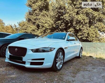 Белый Ягуар XE, объемом двигателя 2 л и пробегом 126 тыс. км за 20900 $, фото 1 на Automoto.ua