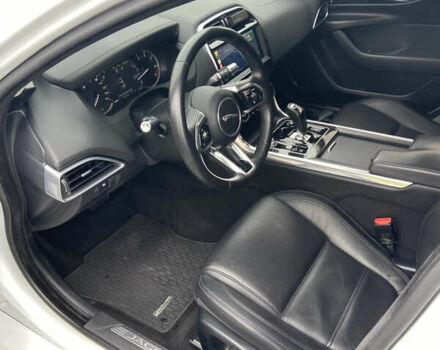 Белый Ягуар XE, объемом двигателя 2 л и пробегом 61 тыс. км за 20999 $, фото 13 на Automoto.ua