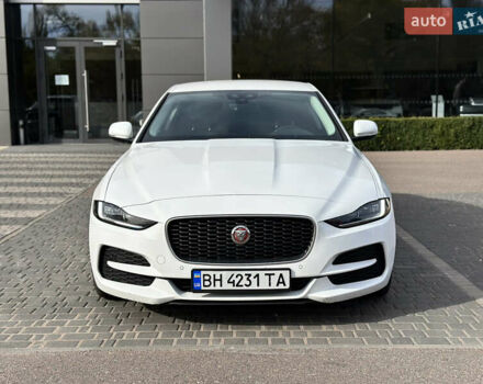 Білий Ягуар XE, об'ємом двигуна 2 л та пробігом 83 тис. км за 26500 $, фото 1 на Automoto.ua