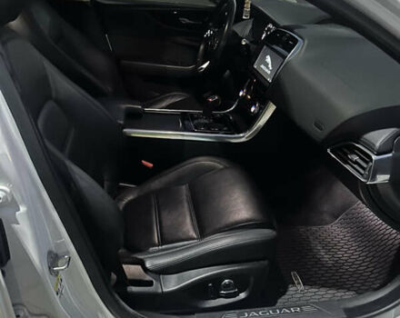 Белый Ягуар XE, объемом двигателя 2 л и пробегом 87 тыс. км за 24800 $, фото 13 на Automoto.ua