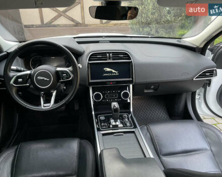 Белый Ягуар XE, объемом двигателя 2 л и пробегом 79 тыс. км за 20500 $, фото 11 на Automoto.ua