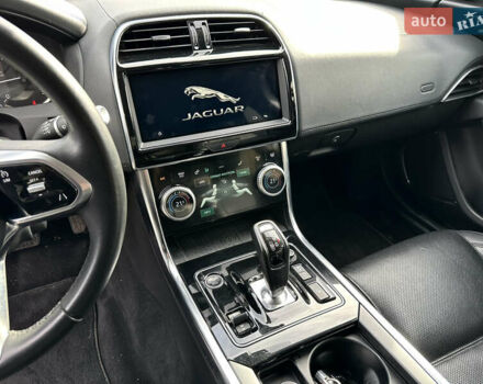 Білий Ягуар XE, об'ємом двигуна 2 л та пробігом 83 тис. км за 26500 $, фото 10 на Automoto.ua