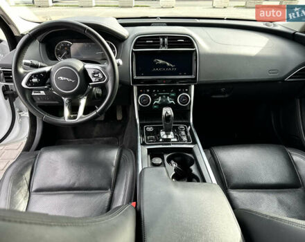 Білий Ягуар XE, об'ємом двигуна 2 л та пробігом 83 тис. км за 26500 $, фото 13 на Automoto.ua