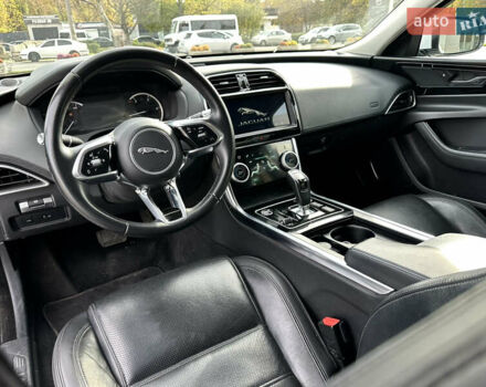 Білий Ягуар XE, об'ємом двигуна 2 л та пробігом 83 тис. км за 26500 $, фото 14 на Automoto.ua