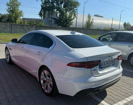 Белый Ягуар XE, объемом двигателя 2 л и пробегом 85 тыс. км за 24499 $, фото 5 на Automoto.ua
