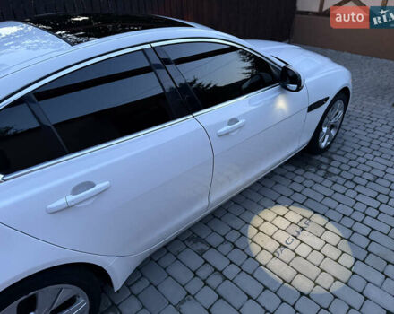 Белый Ягуар XE, объемом двигателя 2 л и пробегом 79 тыс. км за 20500 $, фото 26 на Automoto.ua