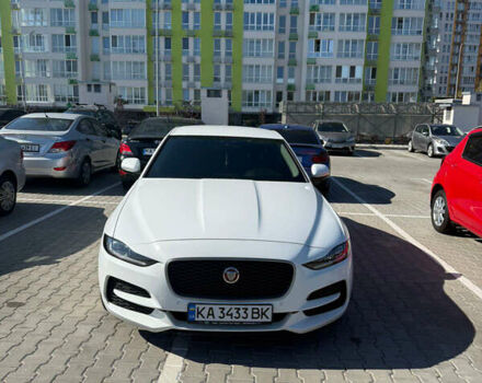 Белый Ягуар XE, объемом двигателя 2 л и пробегом 85 тыс. км за 24499 $, фото 2 на Automoto.ua