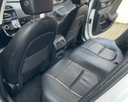 Белый Ягуар XE, объемом двигателя 2 л и пробегом 79 тыс. км за 20500 $, фото 13 на Automoto.ua