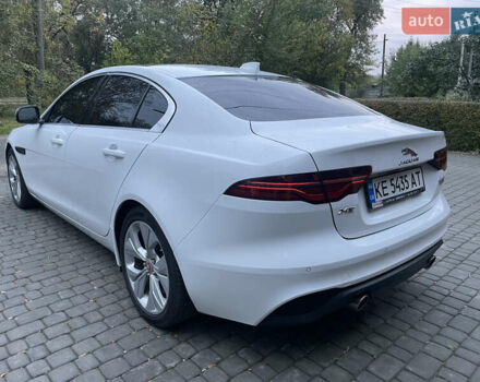 Белый Ягуар XE, объемом двигателя 2 л и пробегом 79 тыс. км за 20500 $, фото 9 на Automoto.ua