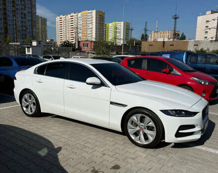 Белый Ягуар XE, объемом двигателя 2 л и пробегом 85 тыс. км за 24499 $, фото 1 на Automoto.ua