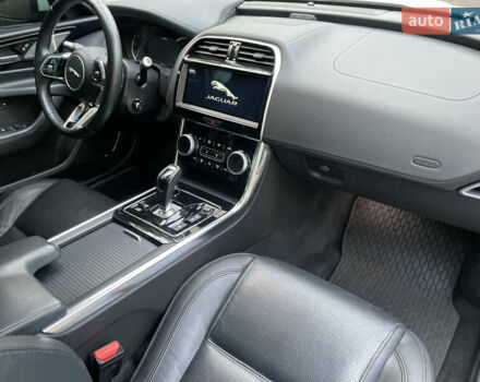 Белый Ягуар XE, объемом двигателя 2 л и пробегом 79 тыс. км за 20500 $, фото 12 на Automoto.ua