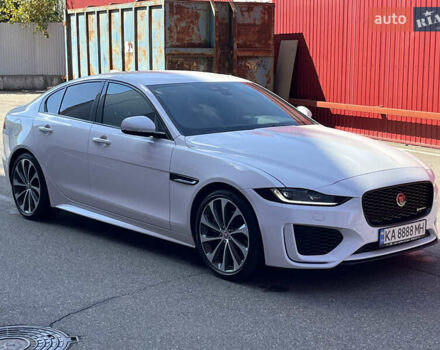 Білий Ягуар XE, об'ємом двигуна 2 л та пробігом 9 тис. км за 41900 $, фото 1 на Automoto.ua