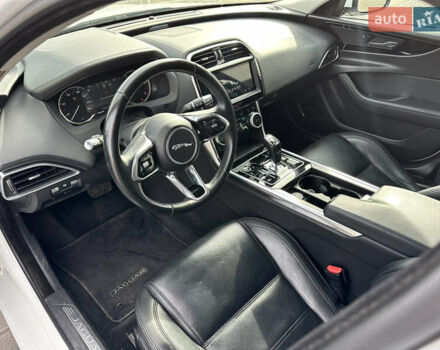 Білий Ягуар XE, об'ємом двигуна 2 л та пробігом 83 тис. км за 26500 $, фото 7 на Automoto.ua