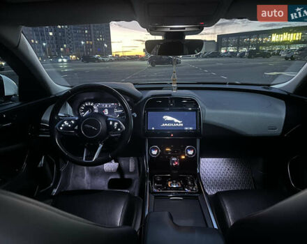 Белый Ягуар XE, объемом двигателя 2 л и пробегом 87 тыс. км за 24800 $, фото 10 на Automoto.ua