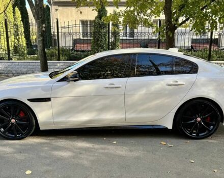 Белый Ягуар XE, объемом двигателя 2 л и пробегом 9 тыс. км за 48984 $, фото 1 на Automoto.ua