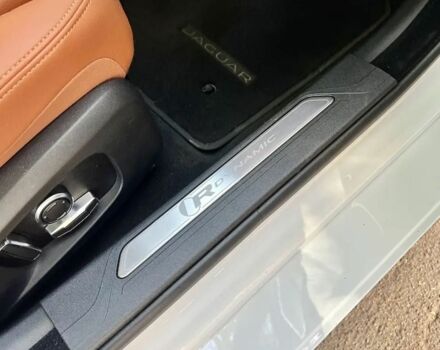 Белый Ягуар XE, объемом двигателя 2 л и пробегом 9 тыс. км за 48984 $, фото 8 на Automoto.ua