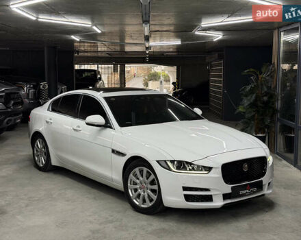 Белый Ягуар XE, объемом двигателя 2 л и пробегом 51 тыс. км за 15500 $, фото 1 на Automoto.ua