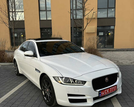 Белый Ягуар XE, объемом двигателя 2 л и пробегом 150 тыс. км за 13500 $, фото 1 на Automoto.ua