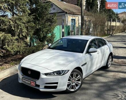 Белый Ягуар XE, объемом двигателя 2 л и пробегом 128 тыс. км за 12990 $, фото 1 на Automoto.ua