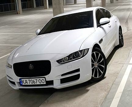 Белый Ягуар XE, объемом двигателя 2 л и пробегом 226 тыс. км за 13999 $, фото 1 на Automoto.ua
