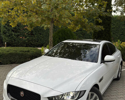 Белый Ягуар XE, объемом двигателя 2 л и пробегом 47 тыс. км за 17000 $, фото 1 на Automoto.ua