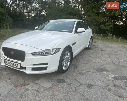 Белый Ягуар XE, объемом двигателя 2 л и пробегом 130 тыс. км за 18500 $, фото 1 на Automoto.ua