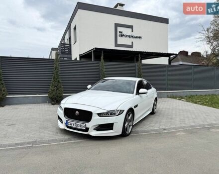 Белый Ягуар XE, объемом двигателя 2 л и пробегом 160 тыс. км за 15500 $, фото 1 на Automoto.ua