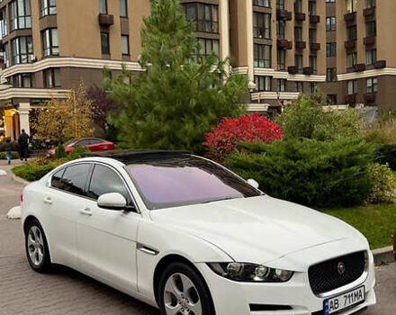 Белый Ягуар XE, объемом двигателя 2 л и пробегом 57 тыс. км за 14500 $, фото 1 на Automoto.ua