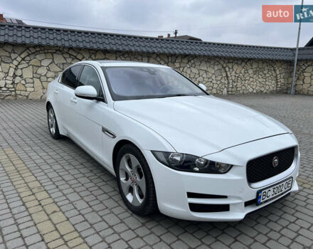 Белый Ягуар XE, объемом двигателя 2 л и пробегом 79 тыс. км за 13500 $, фото 1 на Automoto.ua