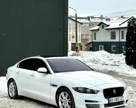 Белый Ягуар XE, объемом двигателя 2 л и пробегом 160 тыс. км за 12800 $, фото 1 на Automoto.ua
