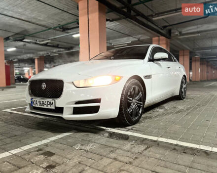 Белый Ягуар XE, объемом двигателя 2 л и пробегом 140 тыс. км за 15200 $, фото 1 на Automoto.ua